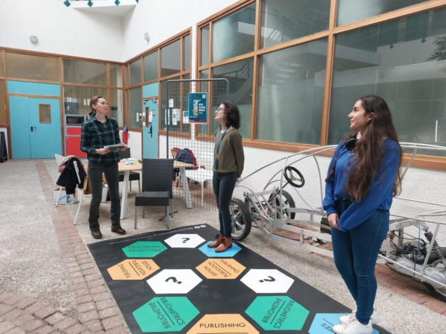 Stand OpenScience à UFR-ST, Univ. Evry, le 17/10/2023, animé par Claire Menard et Caroline Carrier, BU Evry.