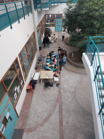 Stand OpenScience à UFR-ST, Univ. Evry, le 17/10/2023, animé par Claire Menard et Caroline Carrier, BU Evry.